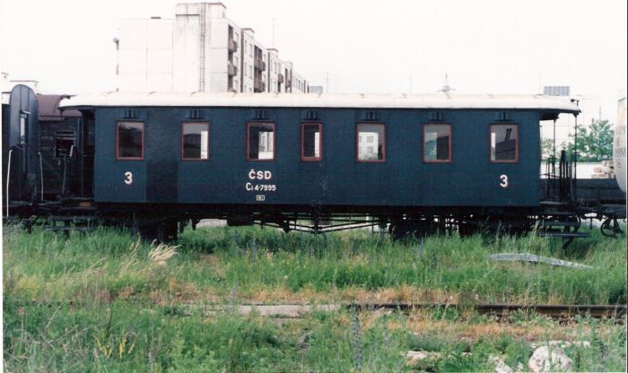  Osobný dvojnápravový vozeň Ci 4-7995 MDC v starom depe Bratislava východ. Pohľad zboku. Vzadu panelák. Foto: M. Entner, cca 1995. 178 x 126, COLOR 