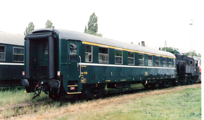  Os. štvornápr. vozeň Aa 1138 MDC v starom depe Bratislava vých. Pohľad predobočný. Vpravo rušne 331.037 a T 679.019 MDC. Vzadu strecha kasárne a osvetľ. maják. Foto: M. Entner, 5.1998. 178 x 126, COLOR 