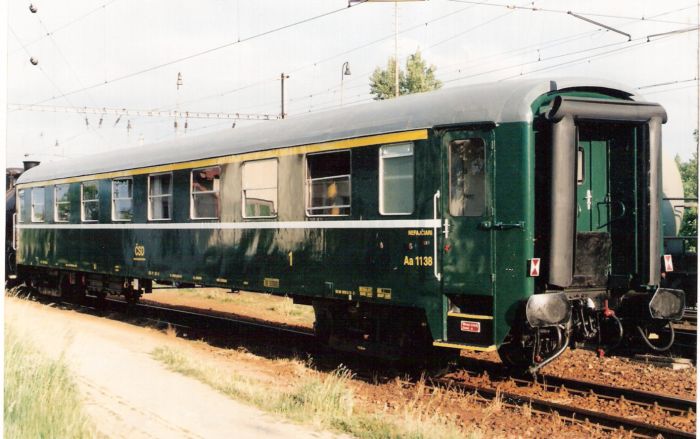  Os. štvornápr. vozeň Aa 1138 MDC v žst. Bratislava východ. Pohľad predobočný. Vľavo časť parného rušňa 331.037 MDC. Trolej, osvetľ. stožiare. Foto: M. Entner, 5.1998. 178 x 126, COLOR 