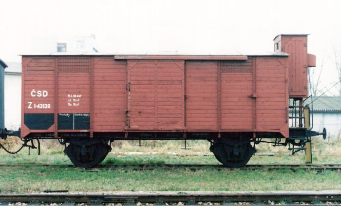  Nákladný dvojnápravový krytý vozeň Z 1-43139 MDC v starom depe Bratislava východ. Pohľad zboku. Foto: M. Entner, 11.1996. 178 x 126, COLOR 