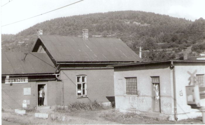  Dunajov - výpravná budova. Šikmý pohľad zo strany koľají od Čadce. Vpravo závory AŽD. Foto: J. Kubáček., 14.8.1994. 180 x 122 