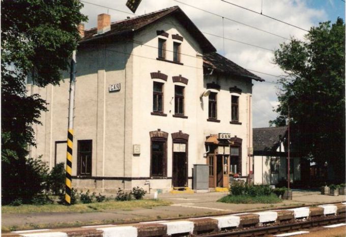  Gáň - výpravná budova. Šikmý pohľad zo strany koľají od Galanty. Foto: R. Chalupa, 22.5.1998. 126 x 88, COLOR 