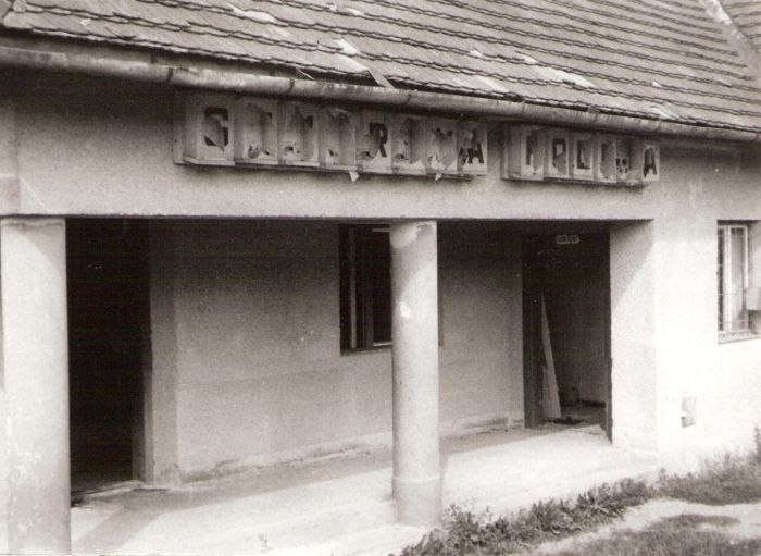  Gemerská Poloma - výpravná budova. Pohľad zo strany koľají na krytú verandu so zdemolovaným presvieteným názvom stanice. Foto: J. Kubáček, 31.7.1992. 179 x 126 