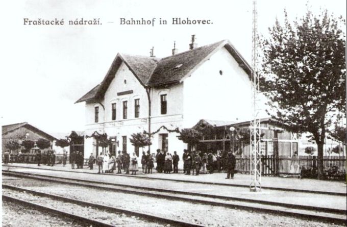  Hlohovec - výpravná budova a priľahlé objekty. Šikmý pohľad zo strany koľají od Leopoldova. Ľudia. Foto: Anon., cca 1930. 173 x 120 