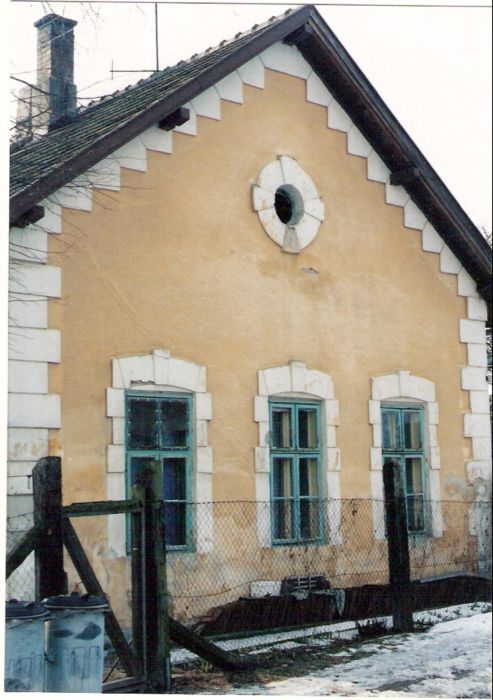  Horné Ozorovce - výpravná budova. Šikmý pohľad na priečelie z predstaničného priestoru od Topolčian. Foto: M. Entner, 26.2.1996. 89 x 126, COLOR 