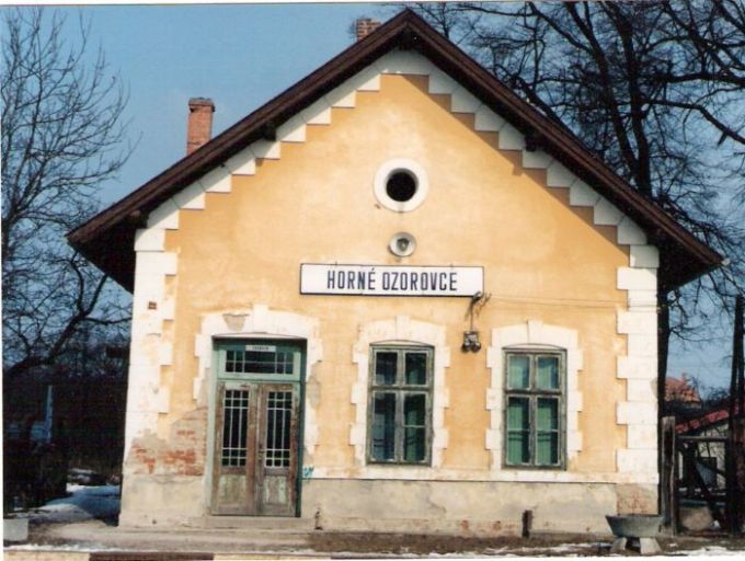  Horné Ozorovce - výpravná budova. Čelný pohľad od strany koľají. Foto: M. Entner, 26.2.1996. 126 x 89 