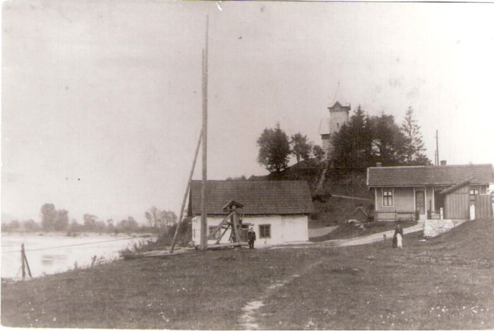 Veľká Kotešová - výpr.b. Pohľ. v osi koľaje na Žilinu. Na stene petrolej. lampa a malé zvonk.náv. Búdka WC, vľ. zariad. kompy cez Váh. Na kopci kostolík. Foto: Anon., cca 1920, repro: T. Grófová, Trenč. m. 128 x 85 