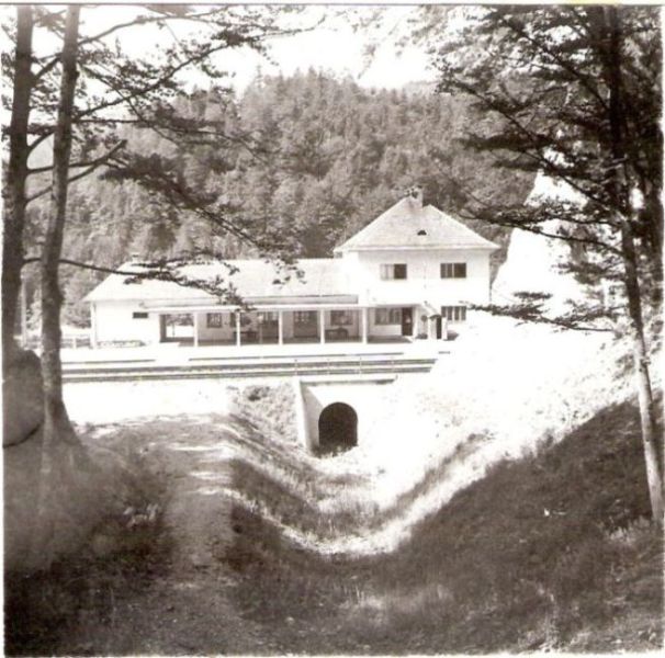  Horný Harmanec - výpravná budova. Čelný pohľad od koľají. Na nástupišti petrolej. lampa, na stene malé zvonkové návestidlo. Foto: Anon., cca 1950. 94 x 93 