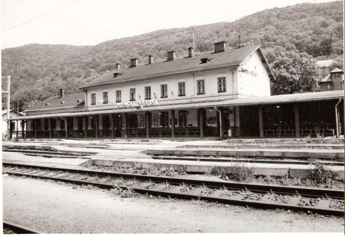  Hronská Dúbrava - výpravná budova. Šikmý pohľad zo strany koľají od Zvolena. Troleje. Foto: M. Meliška, cca 1995. 172 x 124 
