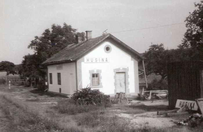  Husiná - výpravná budova. Šikmý pohľad zo strany koľají od Poltára. Foto: J. Kubáček, 30.7.1992. 179 x 124 