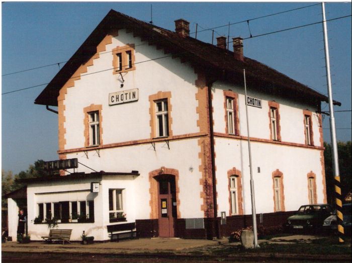  Chotín - výpravná budova. Šikmý pohľad zo strany koľají od Komárna. Foto: M. Entner, 10.2000. 177 x 126, COLOR 
