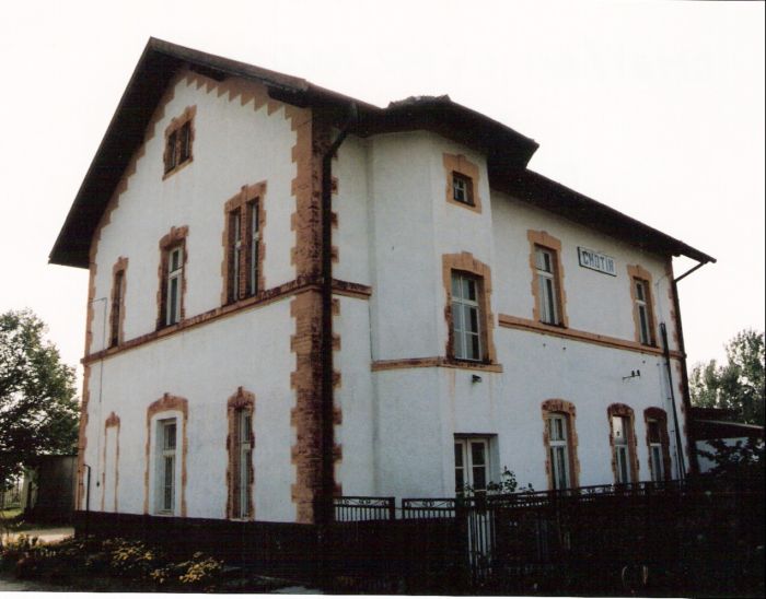  Chotín - výpravná budova. Šikmý pohľad z predstaničného priestoru od Nových Zámkov. Foto: M. Entner, 10.2000. 177 x 126, COLOR 