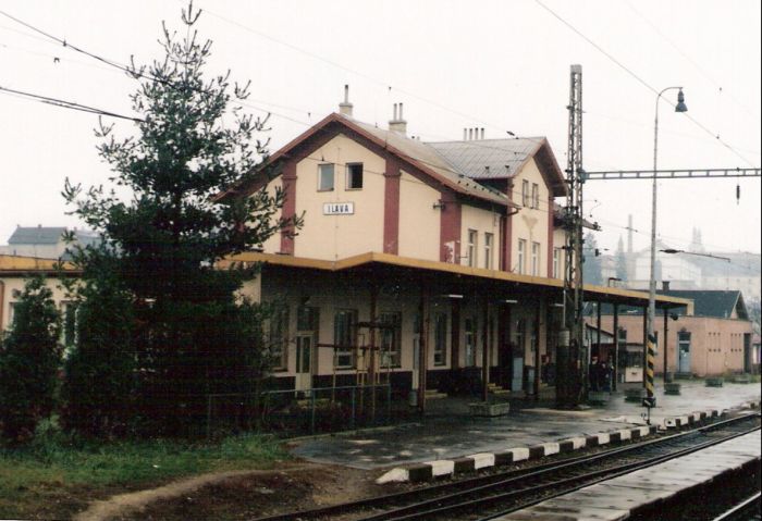  Ilava - výpravná budova. Šikmý pohľad zo strany koľají od Žiliny. Foto: M. Entner, 14.12.1996. 126 x 89, COLOR 