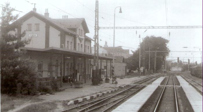  Ilava - výpravná budova. Šikmý pohľad zo strany koľají od Žiliny. Foto: J. Kubáček, 13.8.1994. 178 x 125 