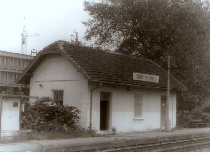  Ivánka pri Dunaji - výpravná budova. Šikmý pohľad zo strany koľají od Bratislavy. Foto: P. Pytel, 28.5.1988. 125 x 89 