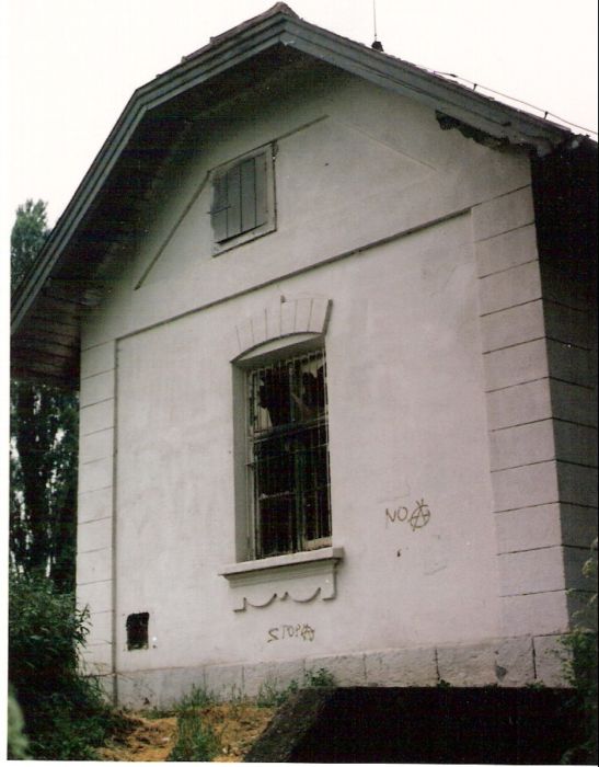  Ivánka pri Dunaji - výpravná budova. Bočná fasáda na Senec. Pohľad z predstaničného priestoru. Foto: M. Entner, 18.6.1996. 89 x 125, COLOR 