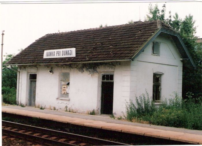  Ivánka pri Dunaji - výpravná budova. Šikmý pohľad zo strany koľají od Senca. Foto: M. Entner, 18.6.1996. 125 x 89, COLOR 