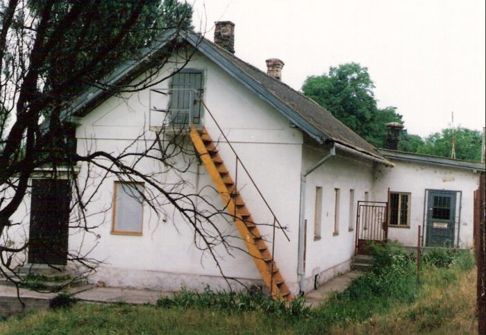  Ivánka pri Dunaji - obytná budova pred priecestím od Bratislavy. Pohľad z predstaničného priestoru. Foto: M. Entner, 18.6.1996. 125 x 89, COLOR 