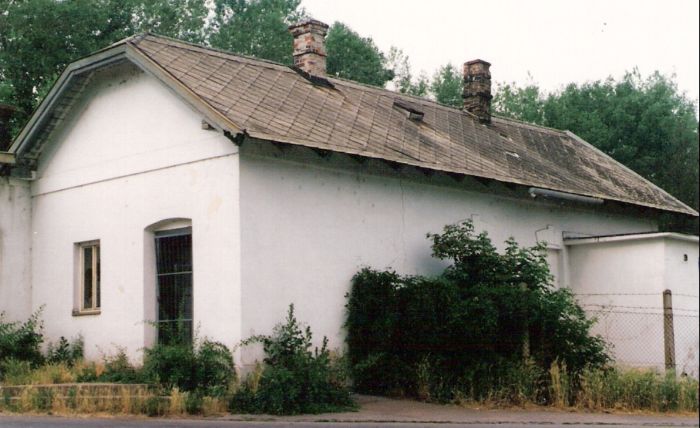  Ivánka pri Dunaji - obytná budova za priecestím od Bratislavy. Pohľad z predstaničného priestoru. Foto: M. Entner, 18.6.1996. 125 x 89, COLOR 