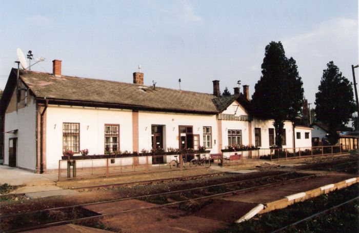  Ivánka pri Nitre - výpravná budova. Šikmý pohľad zo strany koľají od Nitry. Foto: M. Entner, 10.2000. 177 x 126, COLOR 