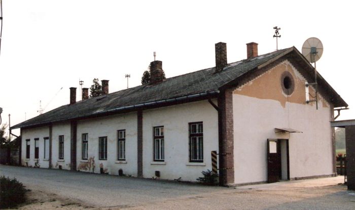  Ivánka pri Nitre - výpravná budova. Šikmý pohľad z predstaničného pristoru od Nitry. Foto: M. Entner, 10.2000. 177 x 126, COLOR 