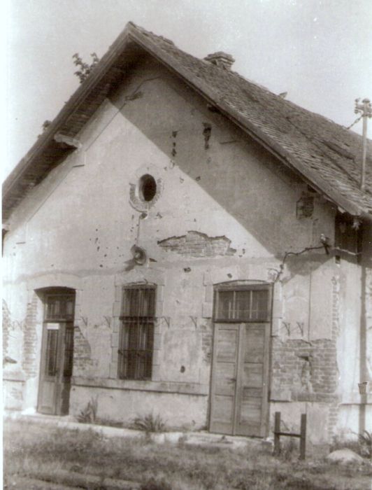  Jablonové - výpravná budova stará. Šikmý pohľad na fasádu ku koľajisku zo strany koľají od Zohoru. Foto: J. Kubáček, 1.8.1994. 118 x 179 