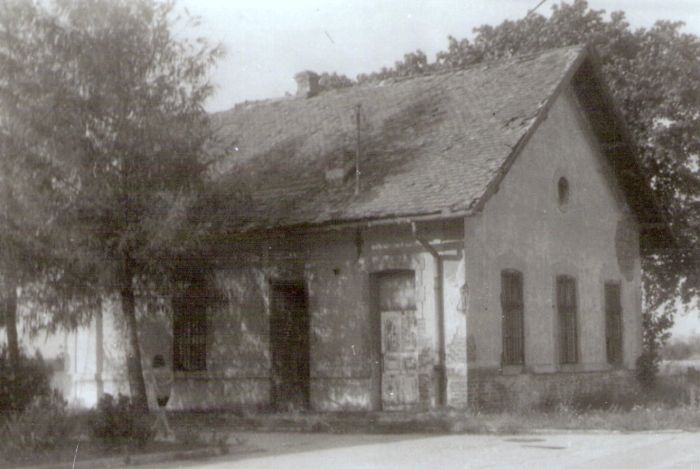  Jablonové - výpravná budova stará. Šikmý pohľad z predstaničného priestoru od Zohoru. Foto: J. Kubáček, 1.8.1994. 179 x 118 