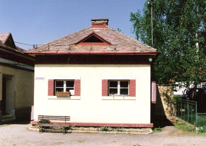  Jelenec - WC. Čelný pohľad zo strany koľají. Foto: R. Chalupa, 23.4.2000. 126 x 89, COLOR 