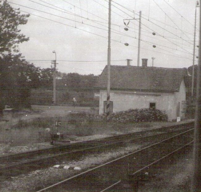  Kálna nad Hronom - obytná budova na levickom zhlaví. Šikmý pohľad zo strany koľají od Šurian. Foto: J. Kubáček, 6.7.1993. 178 x 120 