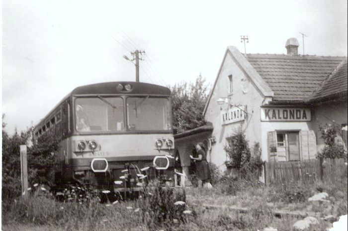  Kalonda - výpravná budova. Šikmý pohľad zo strany koľají od Veľkého Krtíša. Vľavo motorový vozeň 810 413-5. Foto: Anon., 29.7.1992. 178 x 125 