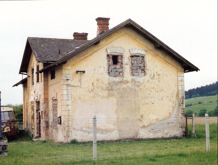  Kapušany pri Prešove - výpravná budova pôvodnej stanice. Šikmý pohľad z predstaničného priestoru od Bardejova. Foto: P. Chomjak, 25.5.1998. 176 x 126, COLOR 