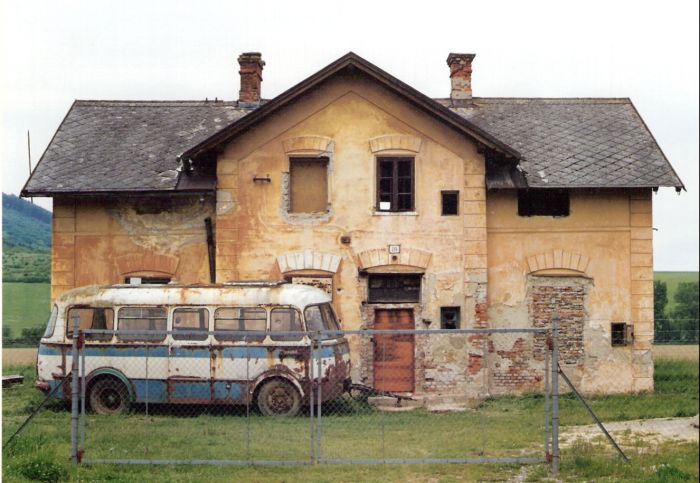 Kapušany pri Prešove - výpravná budova pôvodnej stanice. Čelný pohľad z predstaničného priestoru. Foto: P. Chomjak, 25.5.1998. 176 x 126, COLOR 