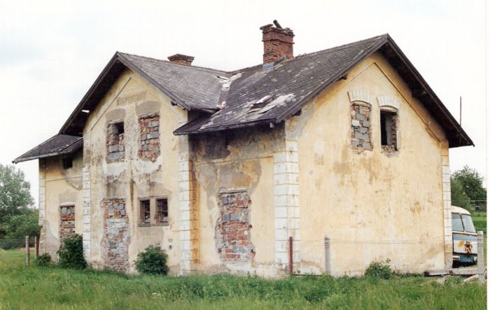  Kapušany pri Prešove - výpravná budova pôvodnej stanice. Šikmý pohľad zo strany koľají od Prešova. Foto: P. Chomjak, 25.5.1998. 176 x 126, COLOR 