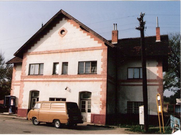  Komjatice - výpravná budova. Šikmý pohľad z predstaničného priestoru od Nitry. Foto: M. Entner, 10.2000. 177 x 126, COLOR 