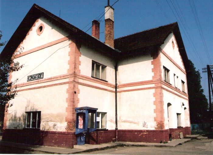  Komjatice - výpravná budova. Šikmý pohľad z predstaničného priestoru od Šurian. Foto: M. Entner, 10.2000. 177 x 126, COLOR 