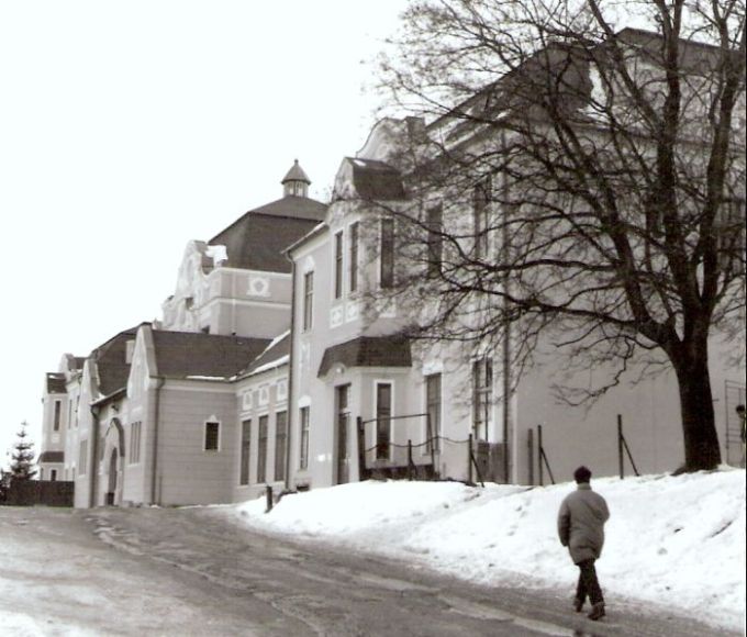  Kežmarok - nová výpravná budova. Zimný šikmý pohľad z predstaničného priestoru od Plavča. Foto: J. Kubáček, 9.1.1996. 100 x 99 