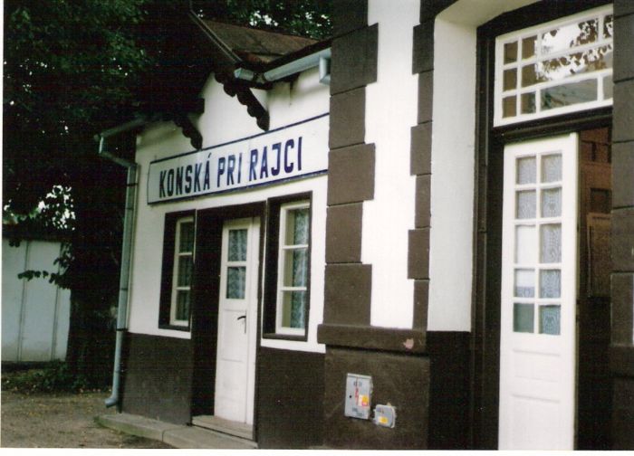  Konská pri Rajci - výpravná budova. Šikmý pohľad na fasádu žilinského krídla zo strany koľají od Rajca. Foto: M. Entner, 17.8.1996. 125 x 88, COLOR 