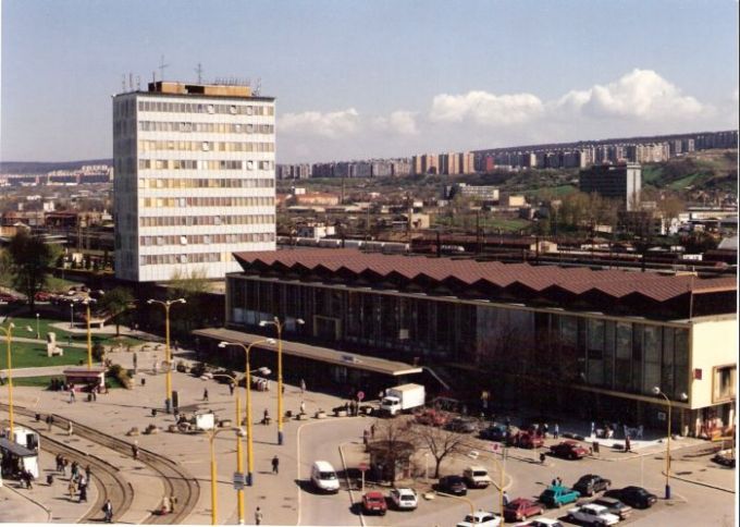  Košice - výpravná budova. Panoramatický pohľad z predstaničného priestoru od Michalian. Foto: P. Chomjak, 15.4.1998. 176 x 126, COLOR 
