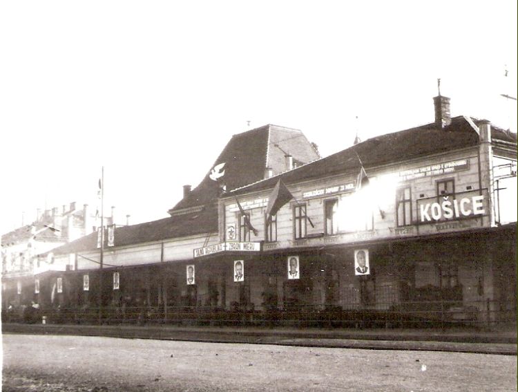 Košice - výpravné budovy tiskej i štátnej železnice. Pohľad zo strany koľají od Kysaku. Socialistické symboly a heslá, obrazy Stalina, Gottwalda atď. Foto: Anon., cca 1950. 97 x 95 