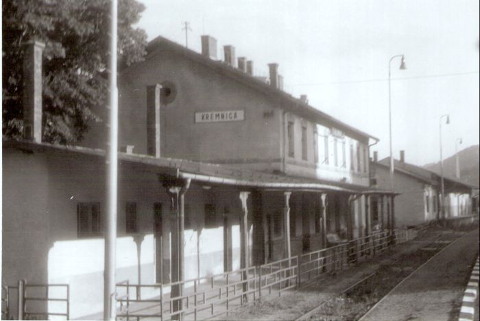  Kremnica - výpravná budova a priľahlý sklad. Šikmý pohľad zo strany koľají od Zvolena. Foto: J. Kubáček, 11.7.1994. 178 x 120 