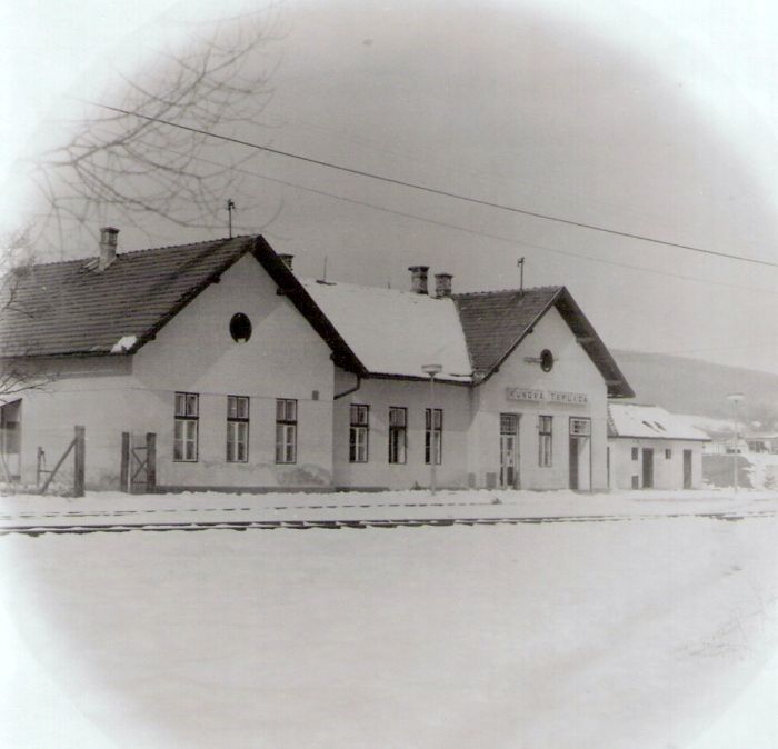  Kunova Teplica - výpravná budova. Šikmý pohľad zo strany koľají od Plešivca. Foto: J. Kubáček, cca 1993. 122 x 121 