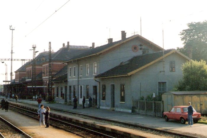  Leopoldov - výpravná budova stará. Šikmý pohľad zo strany koľají od Bratislavy. Vzadu nová výpravná budova. Foto: M. Entner, 7.7.1996. 126 x 89, COLOR 