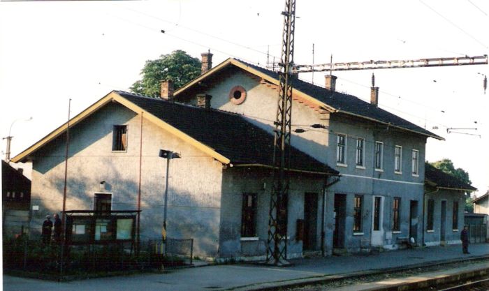  Leopoldov - výpravná budova stará. Šikmý pohľad zo strany koľají od Žiliny. Foto: M. Entner, 8.1996. 126 x 89, COLOR 