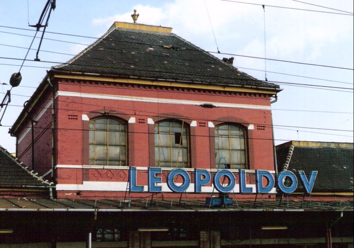  Leopoldov - výpravná budova nová. Pohľad na zvýšenú centrálnu časť budovy. Foto: M. Entner, 8.1996. 178 x 126, COLOR 
