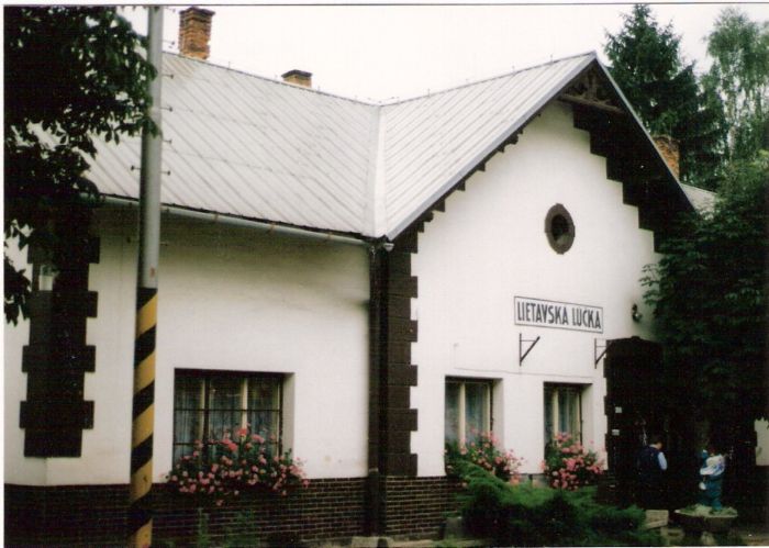  Lietavská Lúčka - výpravná budova. Šikmý pohľad zo strany koľají od Žiliny na centrálnu časť a žilnské krídlo. Foto: M. Entner, 17.8.1996. 126 x 89, COLOR 