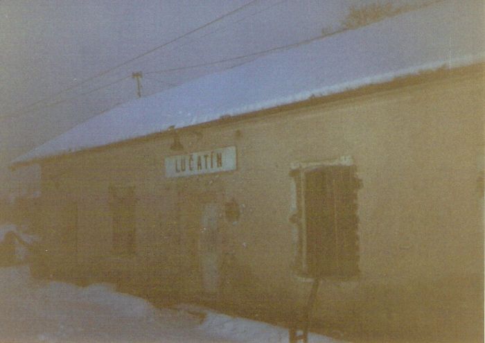  Lučatín - výpravná budova. Zimný večerný šikmý pohľad zo strany koľají na priečelie. Foto: Anon., cca 1995. 126 x 89, COLOR 