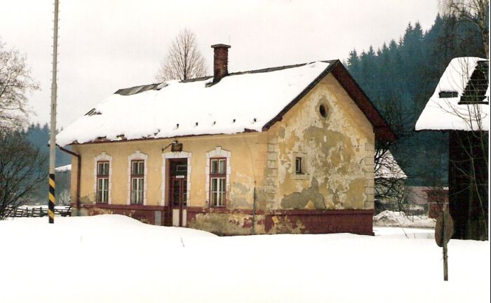  Makov - obytná budova oproti výpravnej budove. Zimný šikmý pohľad z predstaničného priestoru od Čadce. Foto: R. Chalupa, 22.3.2000. 126 x 89, COLOR 