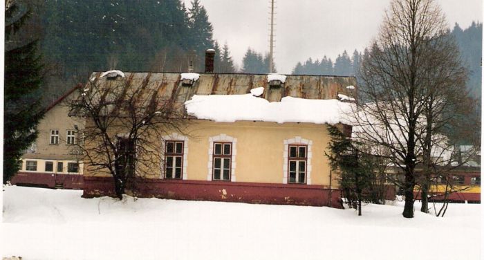 Makov - obytná budova oproti výpravnej budove. Zimný čelný pohľad z predstaničného priestoru. Foto: R. Chalupa, 22.3.2000. 126 x 89, COLOR 