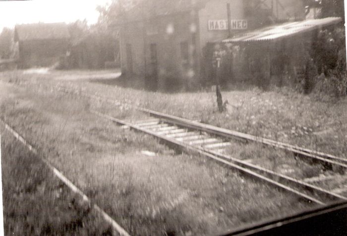  Maštinec - výhybka Xa. Šikmý pohľad od Rimavskej Soboty. Vzadu výpravná budova a sklad. Foto: J. Kubáček, 30.7.1992. 178 x 126 
