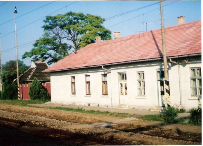  Brestovany (?) - výpravná budova. Šikmý pohľad zo strany koľají od Žiliny na bratislavskú časť priečelia. Vzadu WC. Foto: M. Entner, 6.1996. 126 x 89, COLOR 
